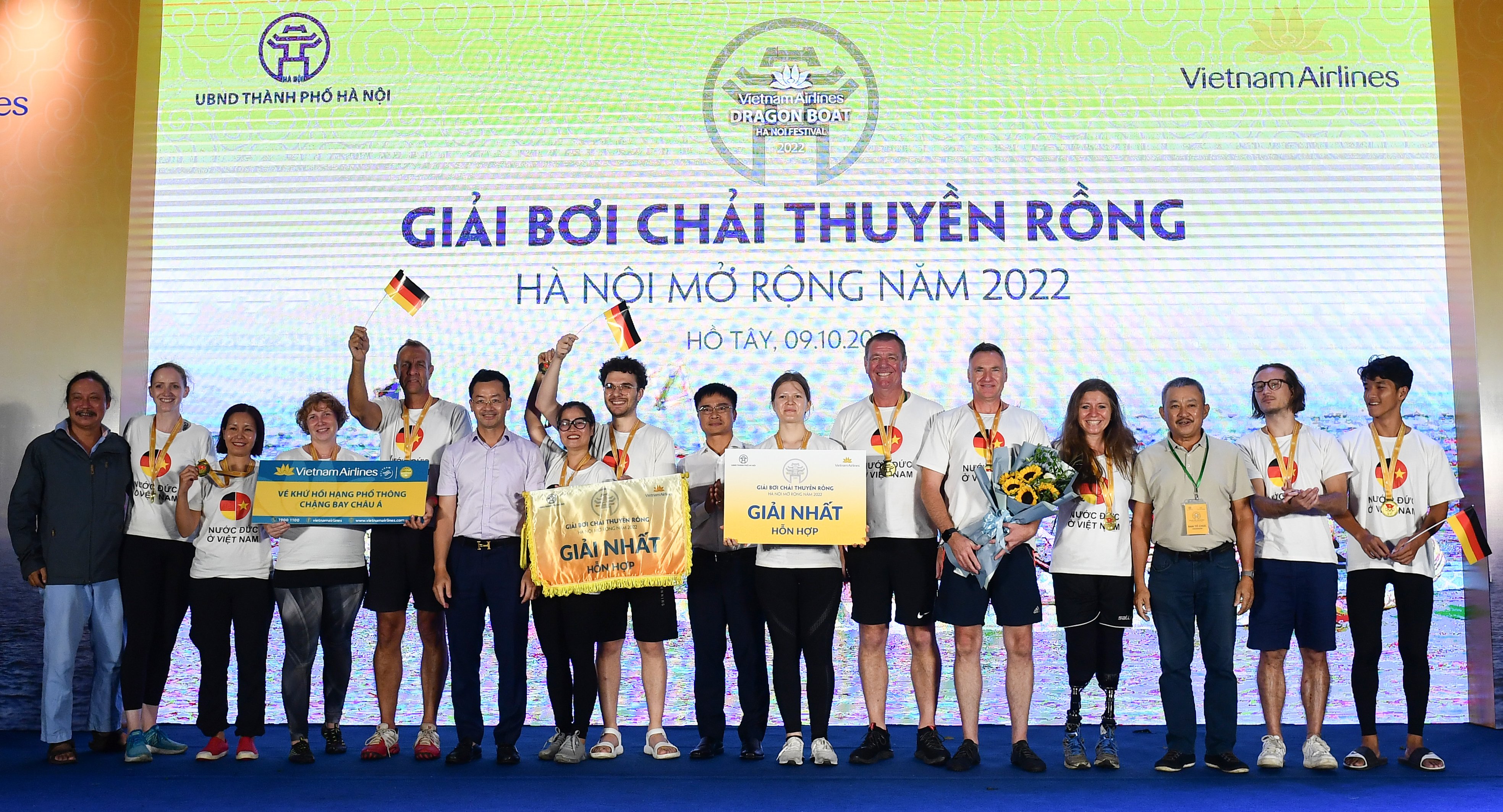 Trao giải cho các đội tham gia Giải Bơi chải thuyền rồng Hà Nội mở rộng năm 2022